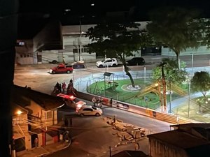 Atentado a tiros deixa um morto e dois feridos dentro de carro no bairro Poço