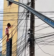 Criança cai em fiação elétrica e é retirada por PM em Delmiro Gouveia