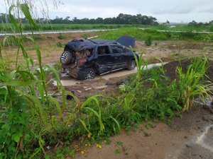 Colisão entre carros deixa cinco pessoas feridas em Maceió