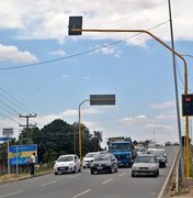 Caminhão com carga acima do permitido danifica semáforo na AL-220, em Arapiraca