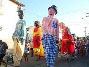 Bonecos da Cidade mantém vivo o carnaval de rua da Ponta da Terra