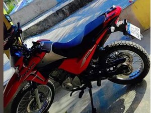 Homem armado e encapuzado invade cemitério e rouba moto de vigilante em Delmiro Gouveia