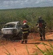 Carro pega fogo após colisão com feridos na BR-101 em Teotônio Vilela