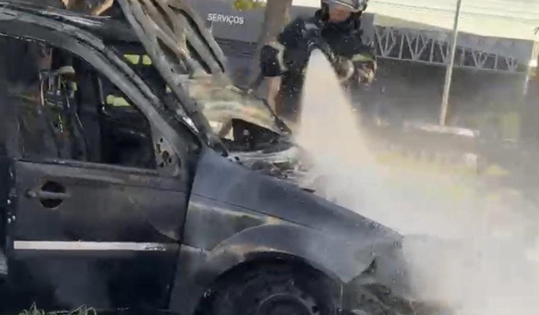 Carro pega fogo em frente à Havan, no Jardim Petropólis