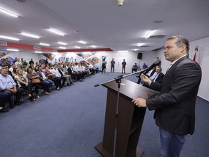 Governador anuncia datas para pagamento do Escola 10: 27 municípios vão dividir R$ 20 mi