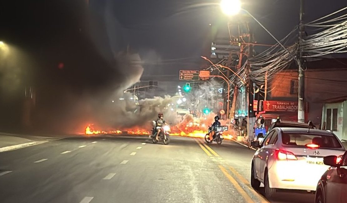 Moradores protestam contra falta d’água e bloqueiam pista em Cruz das Almas