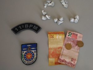 Suspeito de tráfico é preso com 15 bombinhas de maconha em Piaçabuçu