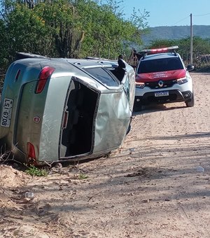 Carro capota na zona rural de Pariconha