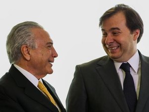 Em primeiro dia como presidente da Câmara, Rodrigo Maia visita Aécio Neves