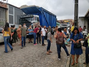 Servidores públicos de Joaquim Gomes paralisam atividades por melhores condições