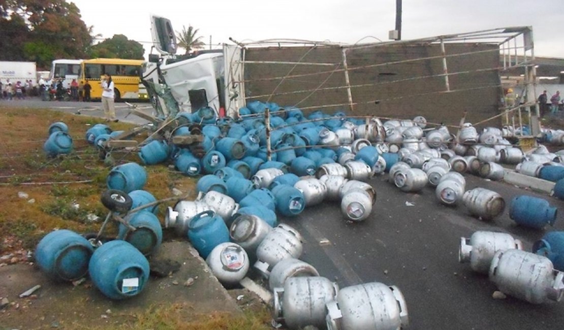 Caminhão carregado de botijões tomba e deixa parte de Arapiraca sem energia