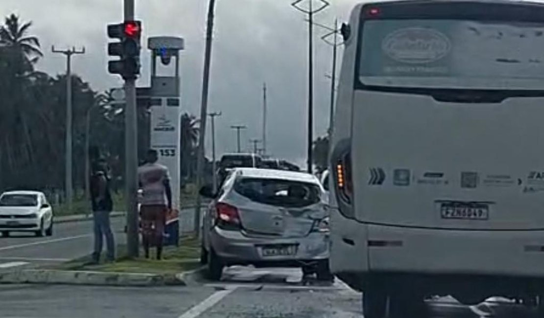 Colisão envolvendo ônibus e carros complica trânsito no Pontal da Barra