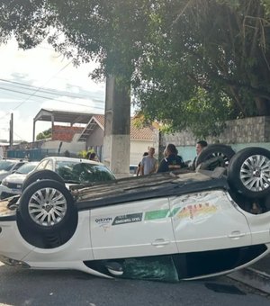 Após colisão, táxi capota e três pessoas  ficam feridas no bairro do Poço