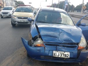 Fotógrafo se distrai e colide em traseira de veículo