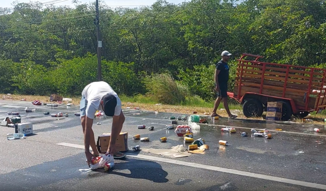 Carretinha com bebidas tomba na AL-101 Sul e parte da carga é saqueada