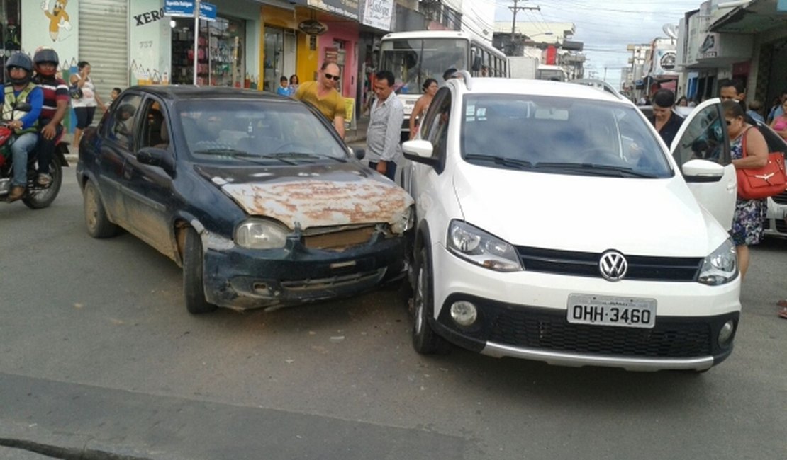 Colisão deixa o trânsito lento no centro de Arapiraca