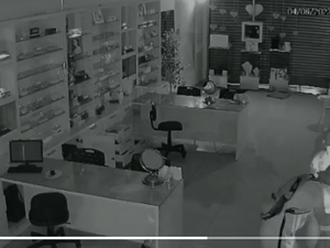 [Vídeo ] Dupla invade ótica no Centro de Arapiraca e faz arrastão