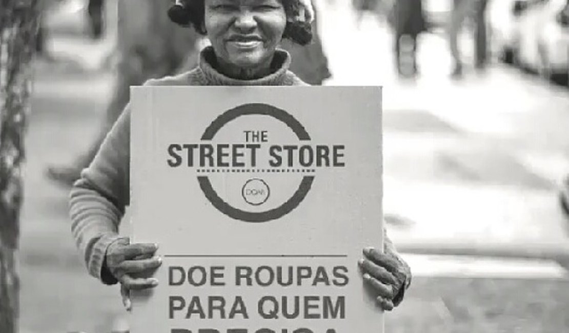 Moradores de rua  de Arapiraca poderão escolher roupas em loja montada na praça