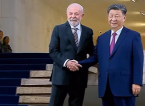 Ao lado de presidentes dos Poderes, Lula recepciona Xi Jinping para jantar no Itamaraty