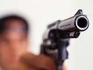 Proprietário de estabelecimento se nega a guardar arma de bandidos e acaba sendo assaltado