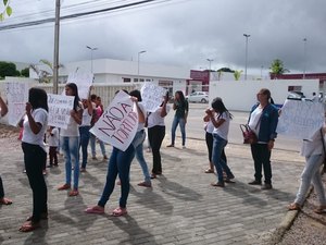 Esposas de reeducandos protestam contra suspensão de visitas em frente à sede da OAB Arapiraca