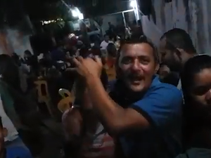 [Vídeo] Vereador  desrespeita  as  normas de distanciamento social e  faz postagem com aglomeração em bar