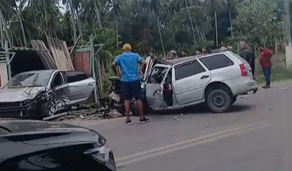 Colisão entre dois carros deixa quatro pessoas feridas na AL-101 Norte, em Maceió