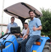 Rodrigo Cunha participa da entrega de tratores a comunidades rurais no Sertão