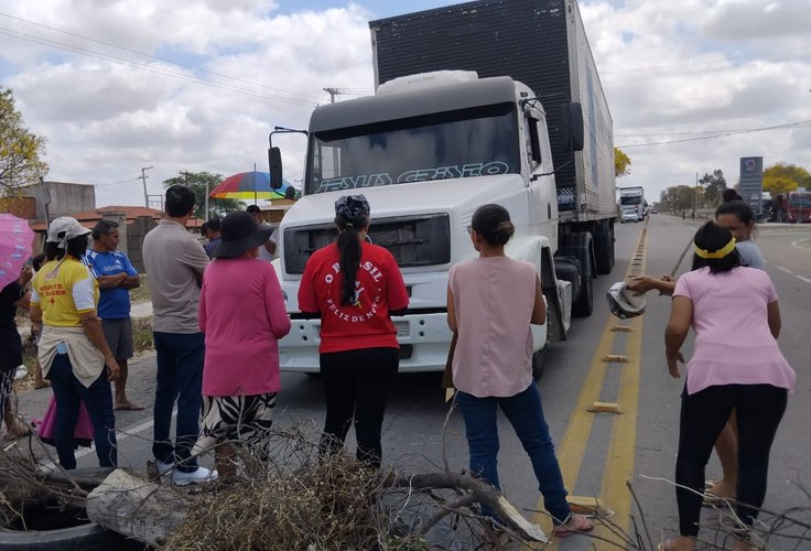 Após protesto, moradores resolvem falta de água que durava quase um ano no Sertão