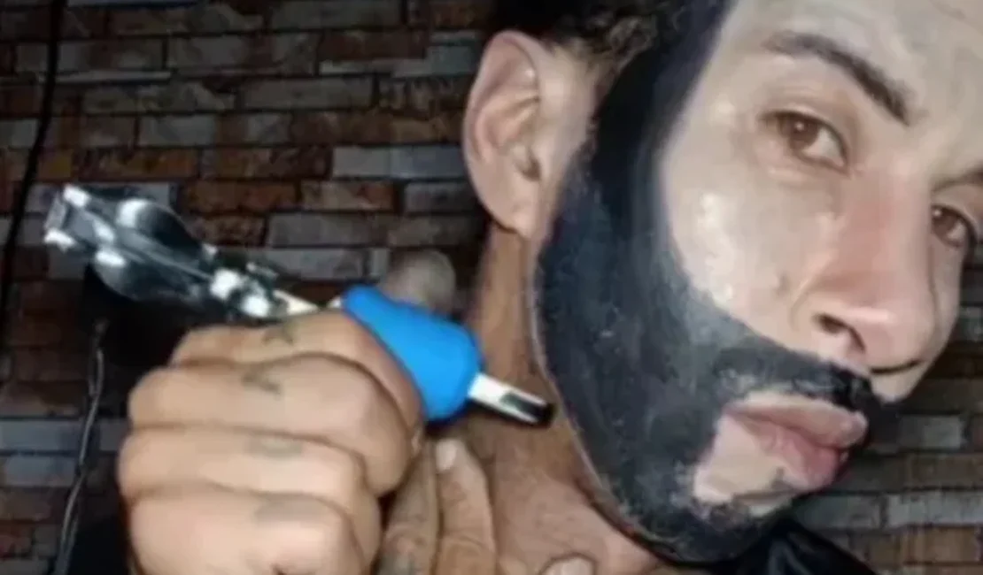Fã se filma tatuando o próprio rosto para ficar igual a Gusttavo Lima