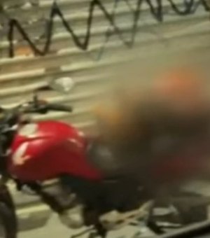 Motociclista morre ao colidir com placa durante perseguição policial em Maceió