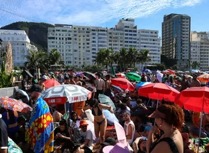 Fãs de Lady Gaga acampam nas areias de Copacabana para ver show