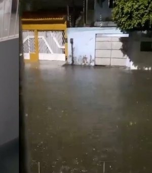 [Vídeo] Transbordamento gera novos transtornos em rua no bairro do Prado