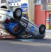 Carro de empresa capota após colisão entre veículos na parte baixa de Maceió