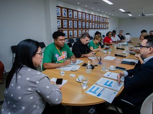 Governo apresenta ao Sinteal propostas de valorização dos servidores da educação