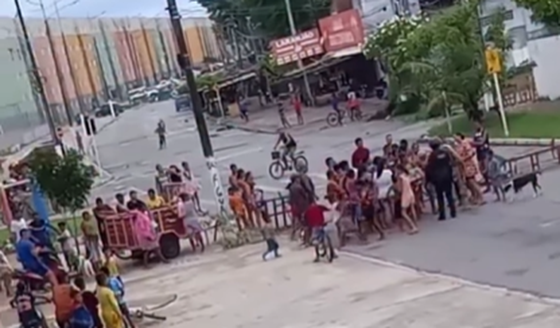 Moradores protestam contra falta d'água no bairro Vergel do Lago, em Maceió
