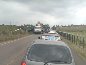 Tráfego na AL-115 fica lento devido à queda de caminhão em ribanceira