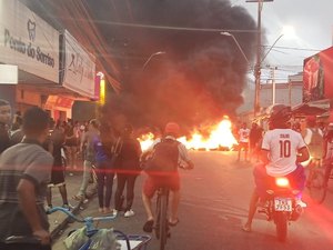 Moradores do Jacintinho fecham via em protesto após morte de Amanda Rhuanny