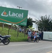 [Vídeo] Carreta perde freios, colide e provoca tombamento de micro-ônibus com passageiros em Taquarana