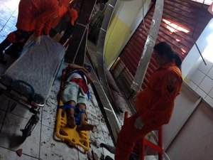 Homem cai de telhado de estabelecimento comercial no Eustáquio Gomes