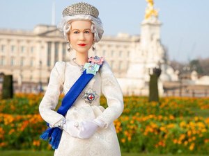 Para comemorar os 96 anos da rainha Elizabeth II, empresa faz boneca Barbie em homenagem à monarca