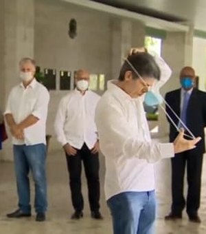 Ministro da Saúde se atrapalha com máscara e vídeo viraliza na web