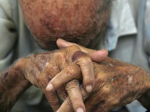 Idoso de 65 anos é agredido com chutes e socos pelo filho 