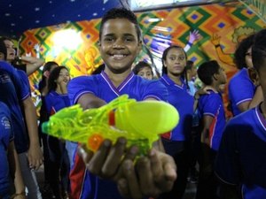 Alunos da rede pública participam de espetáculo e trocam armas de brinquedo por ingressos do circo