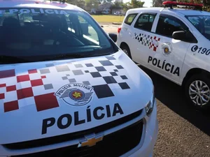 Homem rouba arma de policial, atira contra dois agentes e é preso em SP