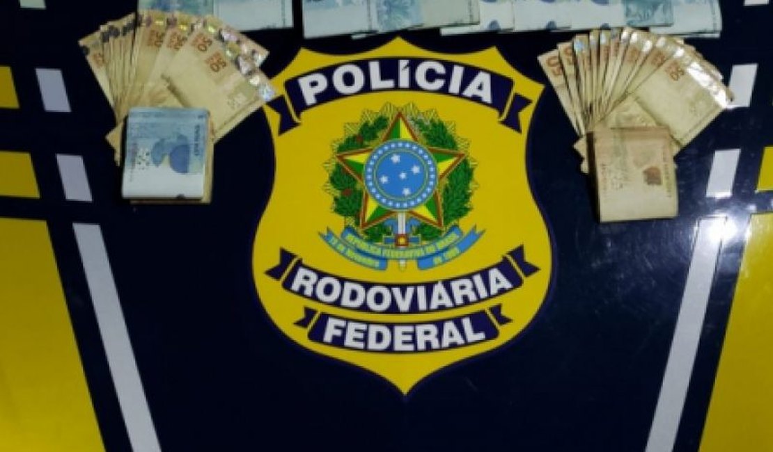 PRF apreende R$ 26 mil dentro de porta-luvas de veículo em São Sebastião