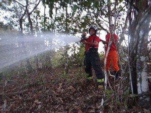 [Vídeo] Incêndio atinge vegetação na Serra da Barriga