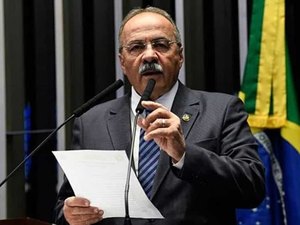 Senador flagrado com dinheiro na cueca pede licença por 90 dias