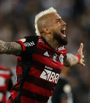 Vidal curte publicação que critica outro titular do Flamengo nas redes sociais