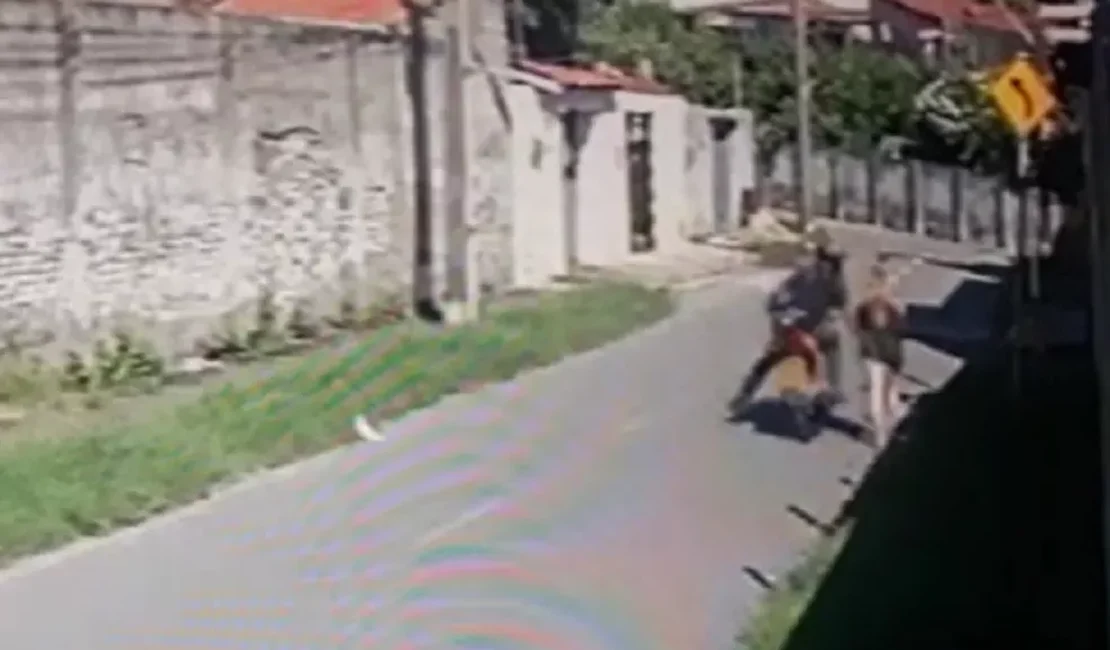 Motociclista dá tapa em mulher que caminhava em rua de Fortaleza; polícia investiga